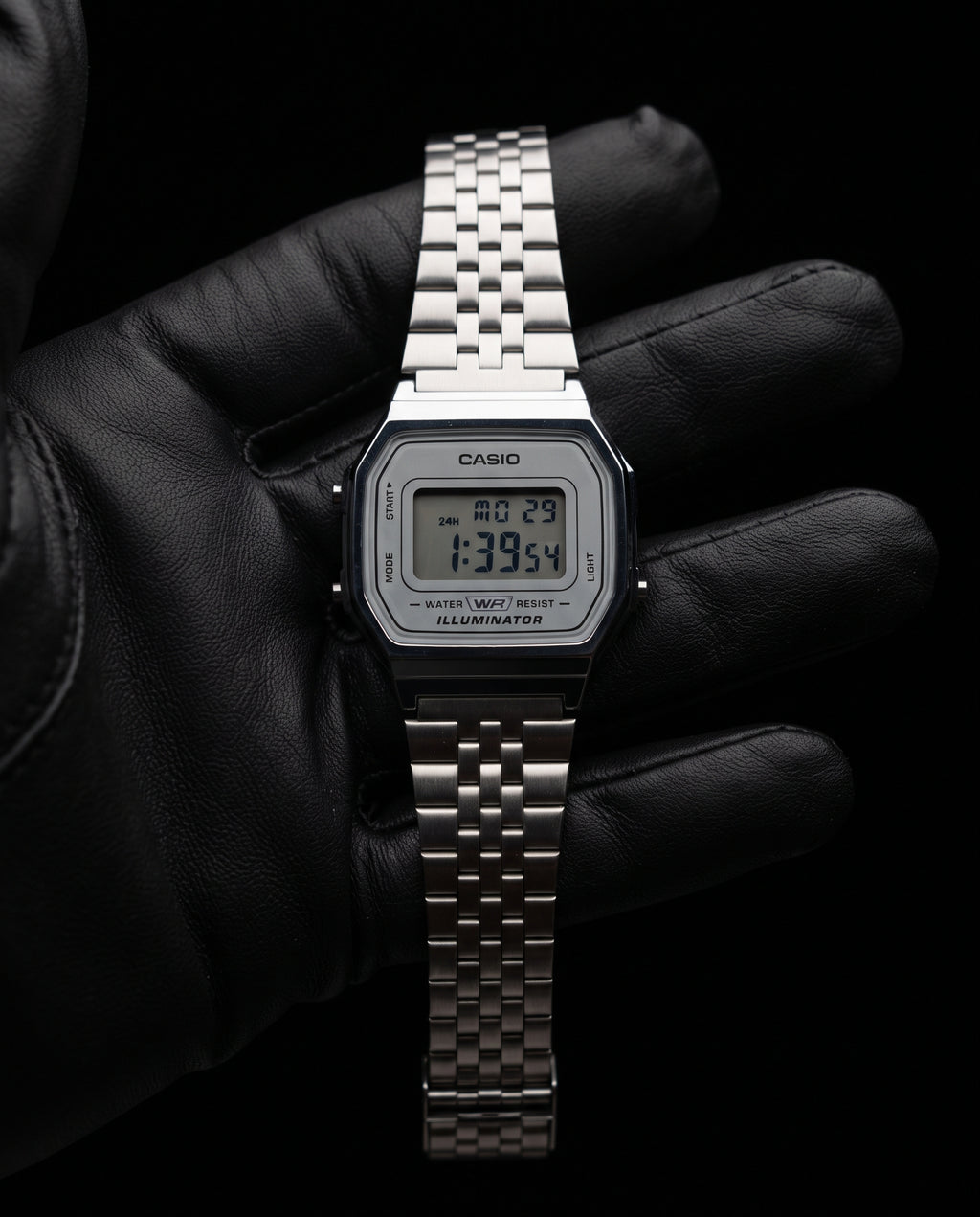 Casio LA680WE dijital kol saatinin önden görünümü