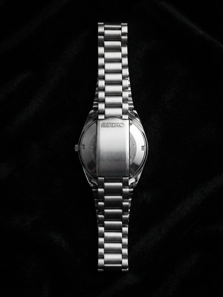 Seiko 5 saatin arka kapağı ve metal bileziği