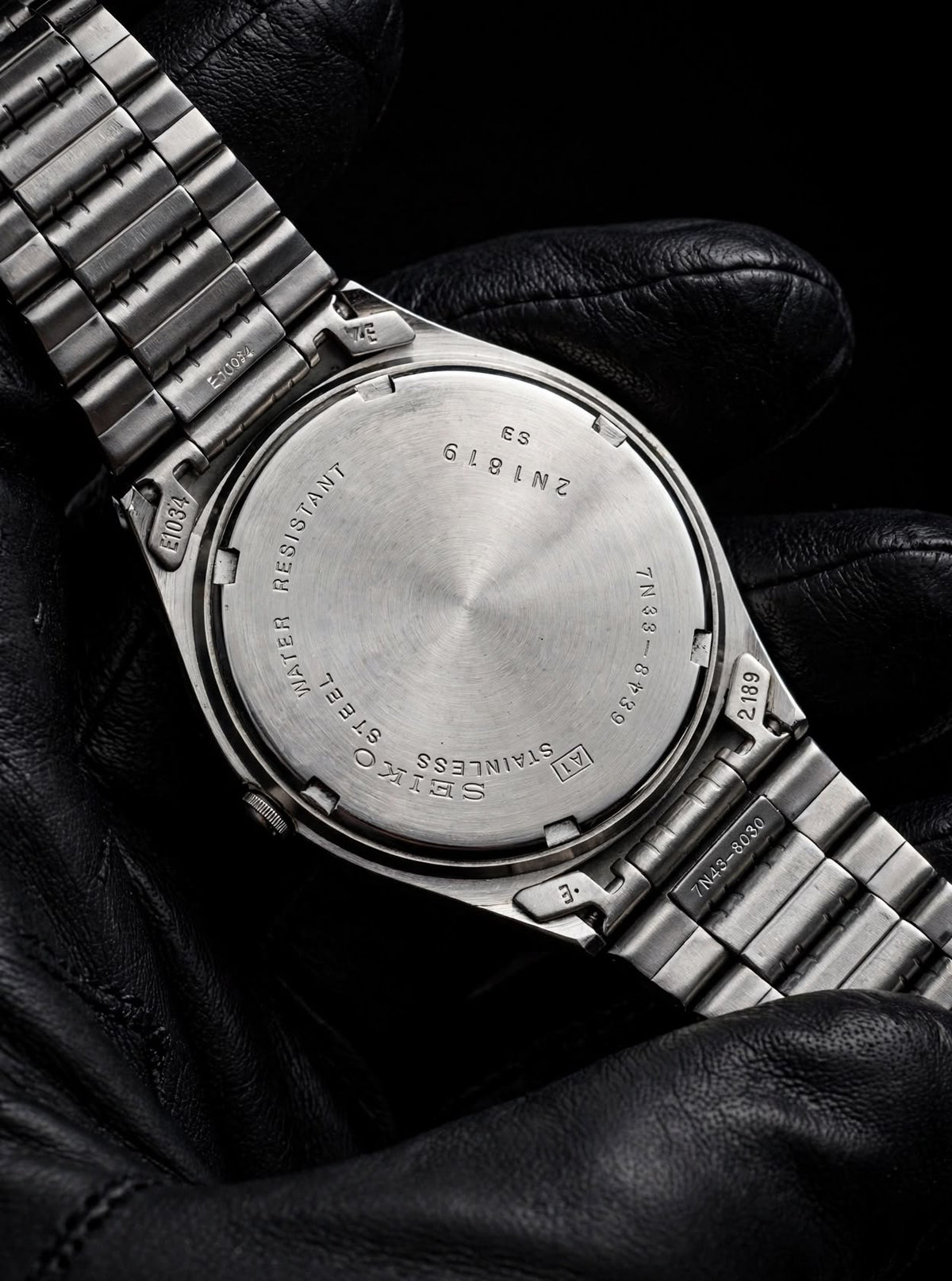 Seiko saatin paslanmaz çelik arka kapağı ve seri numarası