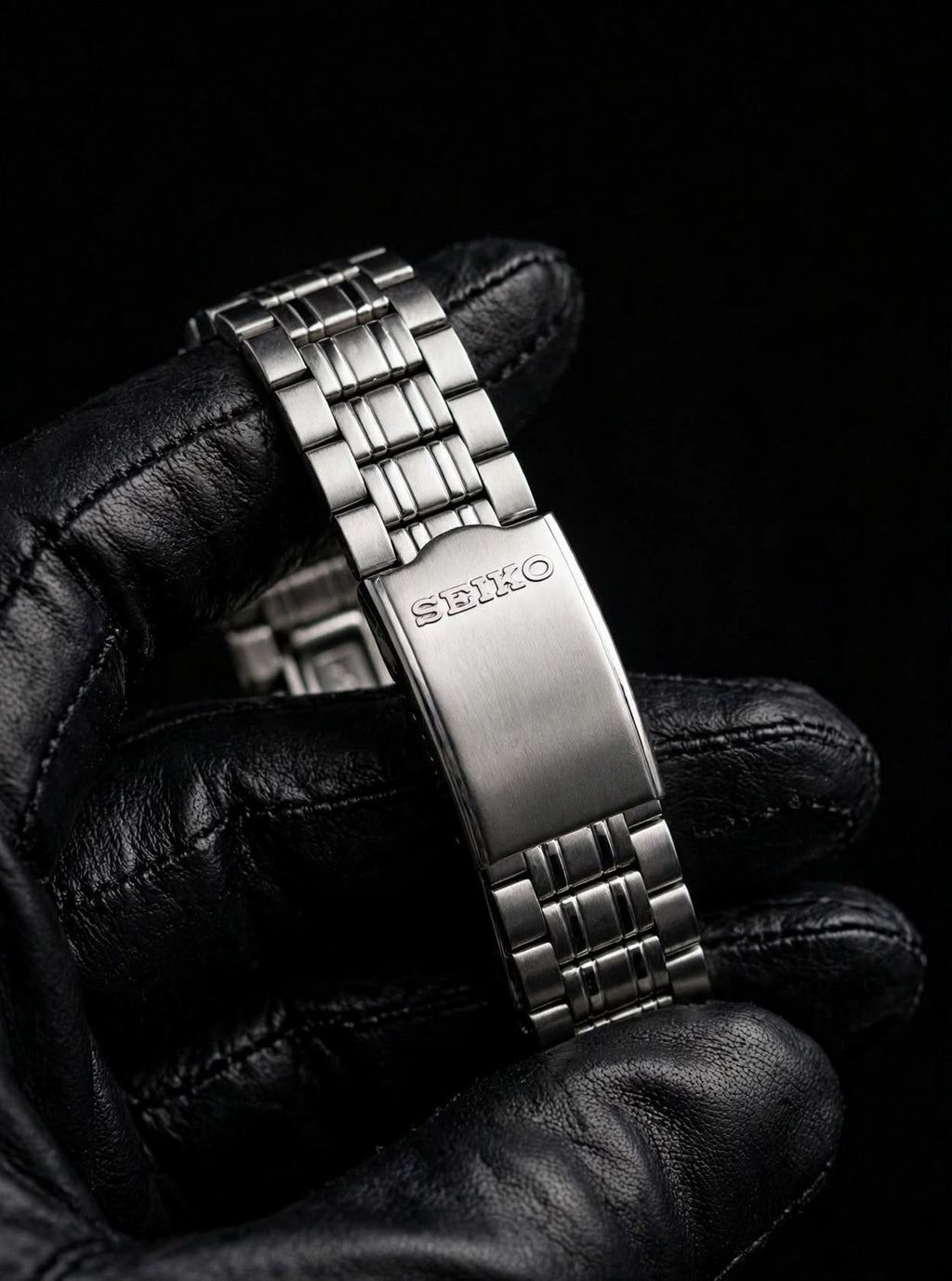 Seiko logolu klips ve çelik bilezik detayı