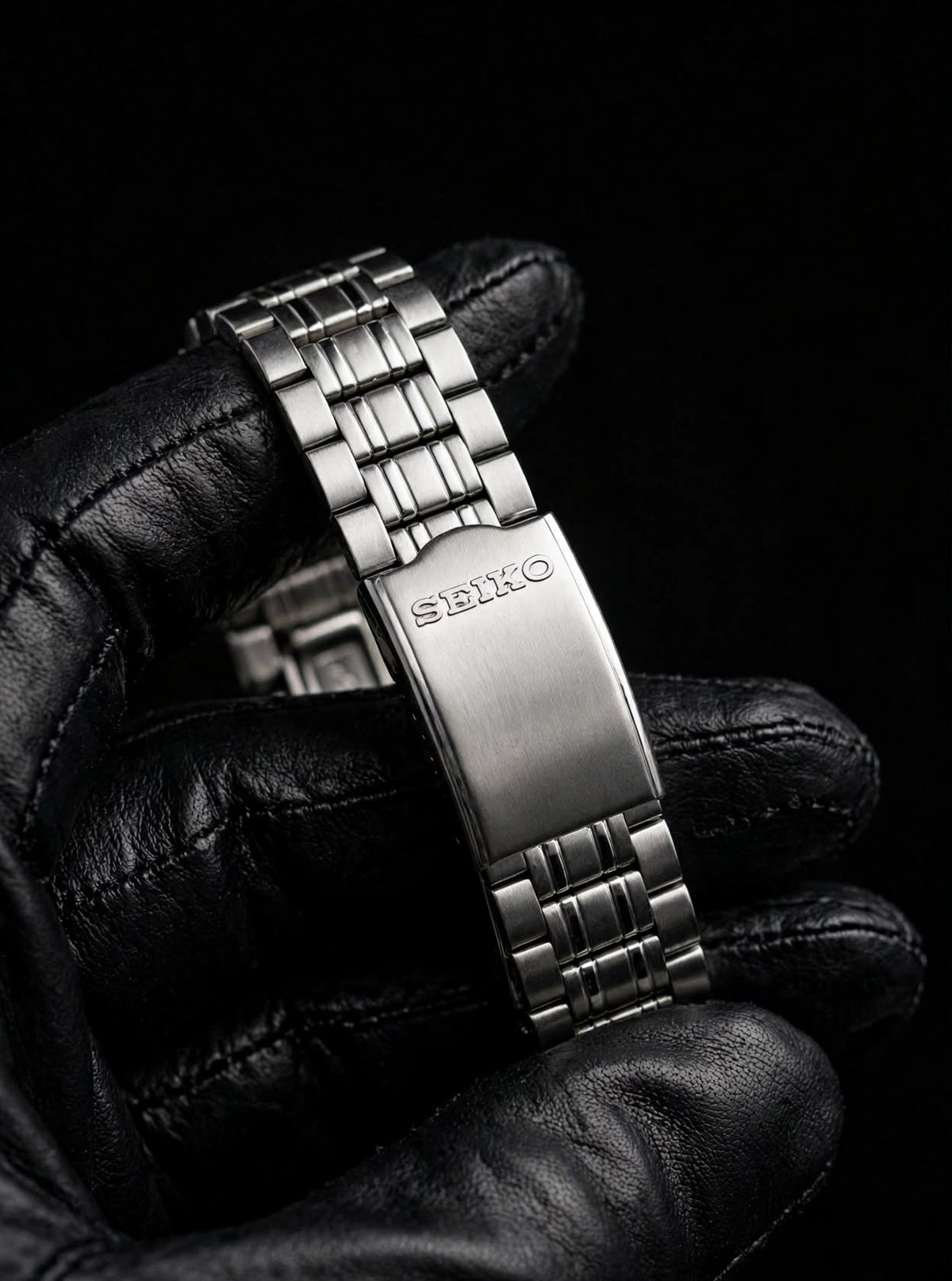 Seiko logolu klips ve çelik bilezik detayı