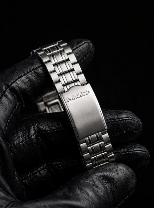 Seiko logolu klips ve çelik bilezik detayı